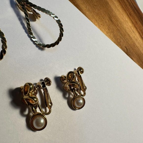 Lot of 2 Both signed Gold Tone Clip On Earrings Napier / Monet - Picture 4 of 12